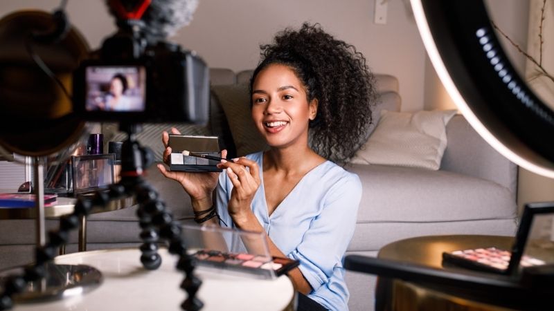 Influencer quảng bá sản phẩm cho doanh nghiệp